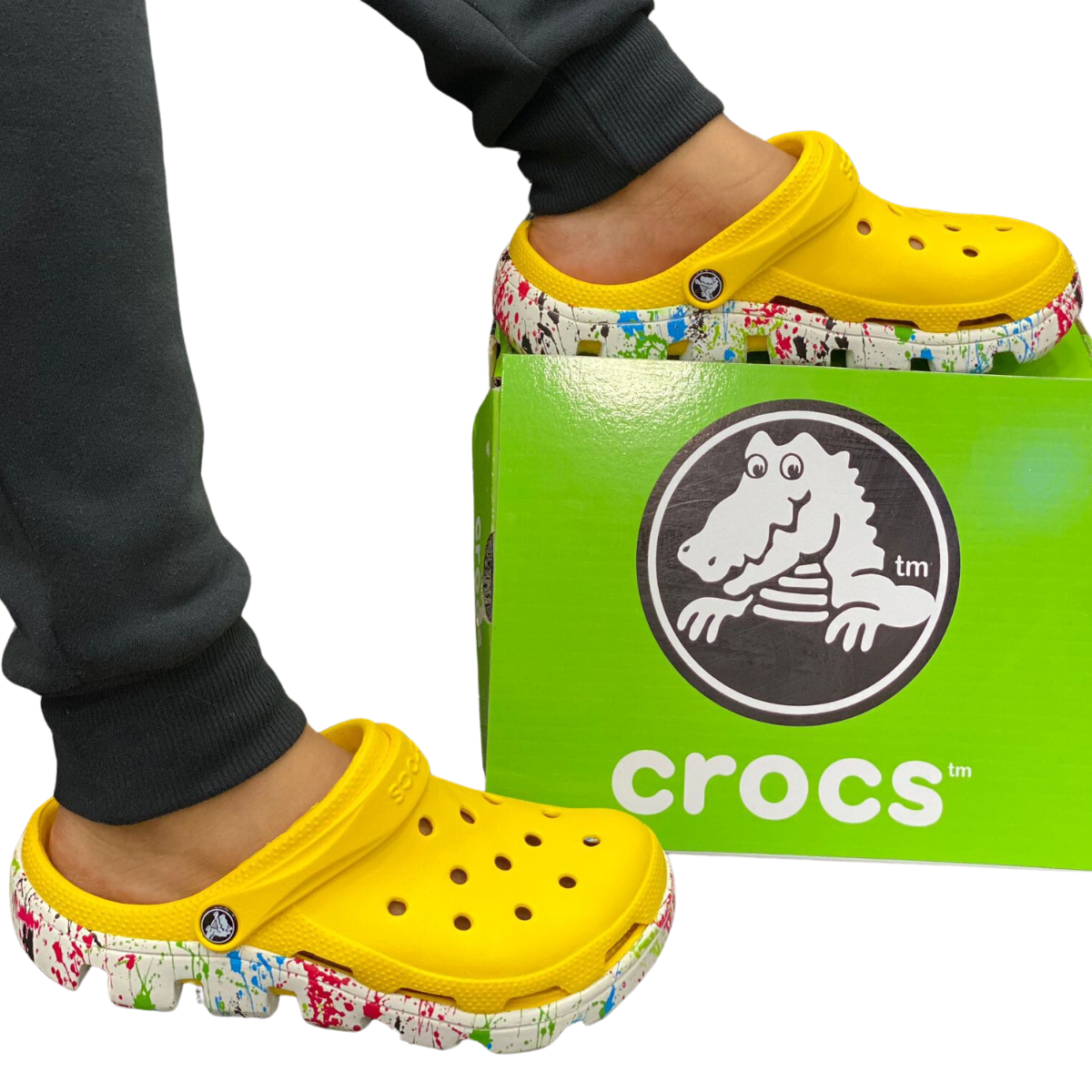 Comprar Crocs Tractor Chispas Hombre: Comodidad y Estilo Robusto. ¿Estás buscando comprar Crocs Tractor Chispas Hombre? En Onlineshoppingcenterg encontrarás el calzado perfecto que combina comodidad, resistencia y un diseño único. En este artículo te explicamos todo lo que necesitas saber sobre los Crocs Tractor, desde sus características hasta cómo elegir el modelo ideal para ti.  ¿Por qué elegir Crocs Tractor Chispas para hombre? Los Crocs Tractor Chispas Hombre son una opción versátil para quienes buscan un calzado robusto y cómodo. Su diseño único con detalles llamativos como las "chispas" destaca por su originalidad, mientras que la tecnología de Crocs garantiza confort en cada paso.  Características principales de los Crocs Tractor Durabilidad excepcional: Fabricados con materiales resistentes que soportan el uso diario y las actividades más exigentes. Diseño moderno y funcional: Los detalles tipo "tractor" y su estilo único los hacen ideales para quienes buscan destacar. Comodidad garantizada: Cuentan con plantillas moldeadas que se adaptan perfectamente al pie. Variedad de colores: Disponibles en opciones como Crocs Tractor negras y camufladas. En Onlineshoppingcenterg, te ofrecemos una amplia selección para comprar Crocs Tractor Chispas Hombre en todos los colores y tallas que necesitas.  Colores populares de Crocs Tractor Crocs Tractor negras Las Crocs Tractor negras son perfectas si buscas un estilo clásico y versátil. Este color combina con cualquier atuendo, ideal tanto para uso diario como para actividades al aire libre.  Crocs Tractor camufladas Si prefieres un diseño más atrevido y original, las Crocs Tractor camufladas son una excelente opción. Su estilo rústico es perfecto para quienes aman la aventura y la naturaleza.  ¿Existen Crocs Tractor mujer? Aunque este artículo se centra en los modelos para hombres, también hay opciones similares para mujeres. Si estás interesado, en Onlineshoppingcenterg podrás explorar alternativas para toda la familia.